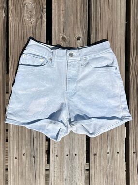 •Levi’s Sz 27 High Rise Light Wash Denim Roll Hem Shorts! EUC!